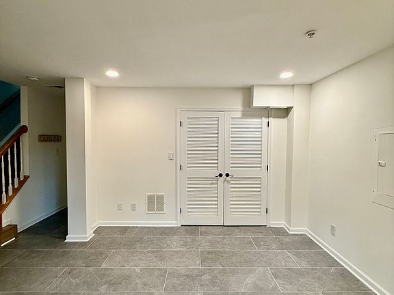 3rd image of 9730 Washingtonian Blvd
