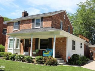 1354 Hawthorne Rd, Grosse Pointe Woods, MI 48236