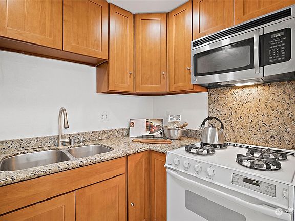 4th image of 4722 12th Avenue NE #402