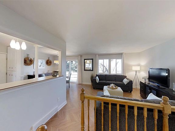 4th image of 10 Ponderosa Pl