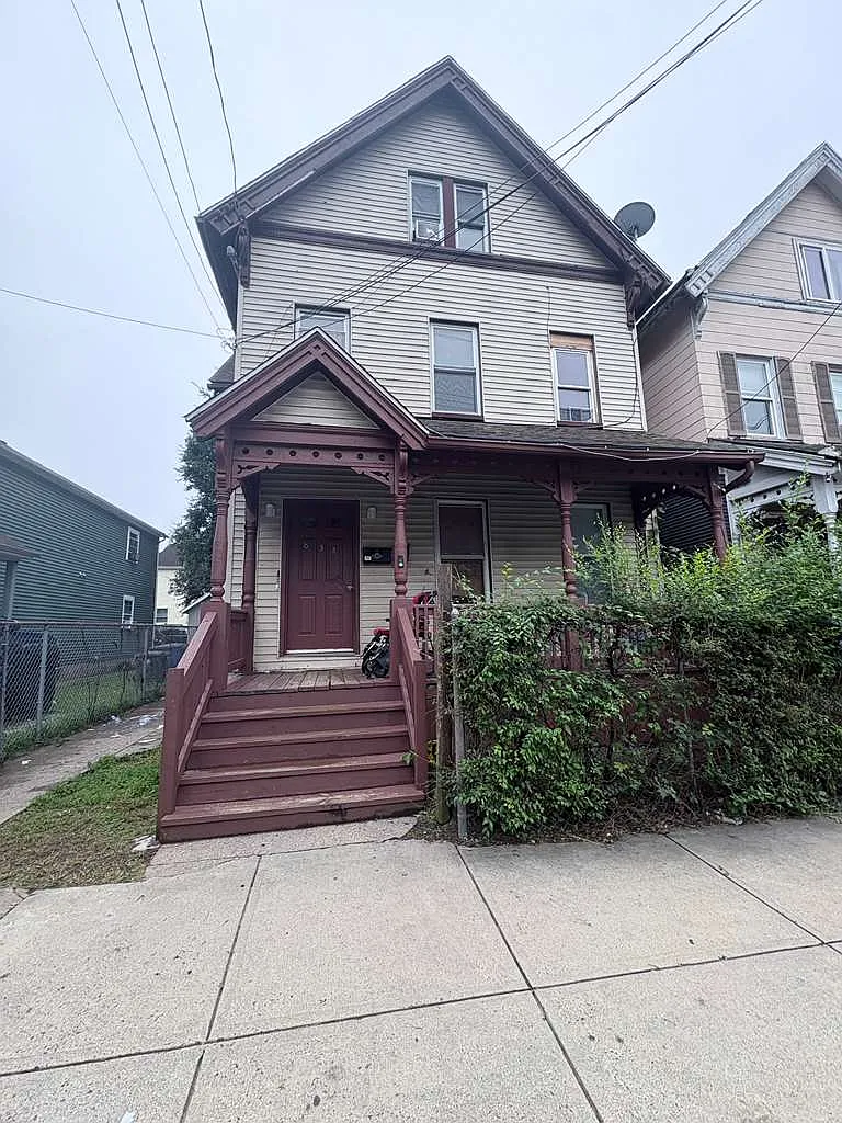 4 bed, $2,100 — Photo 1