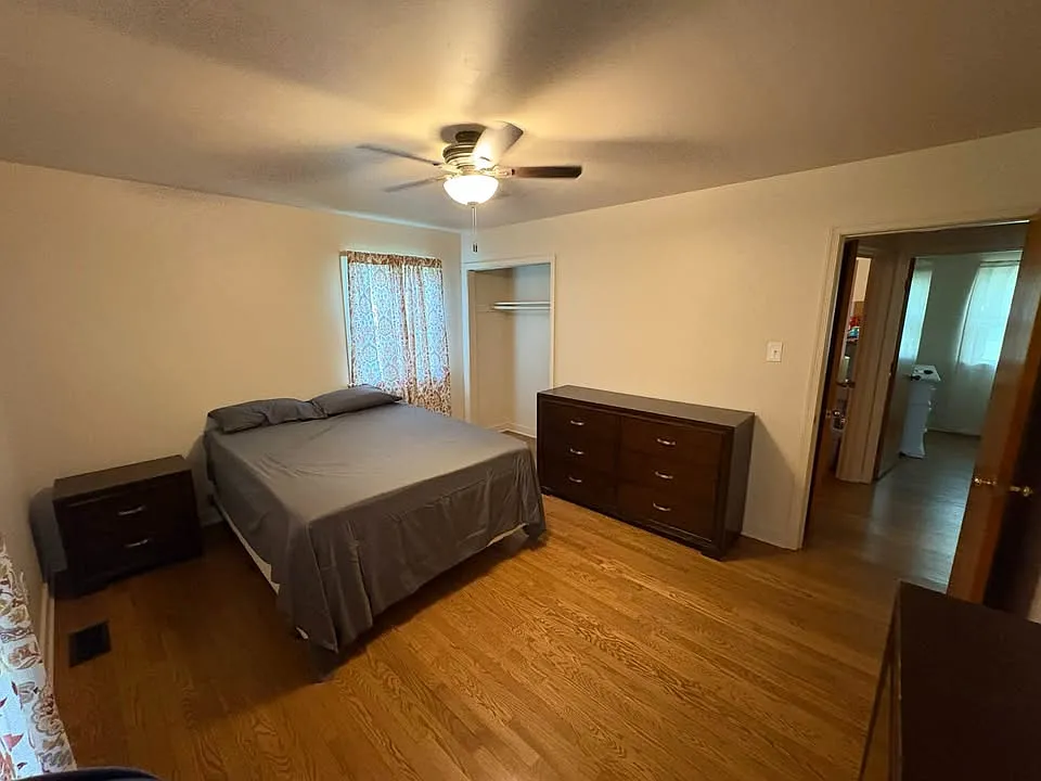 3 bed, 1.5 bath, 2862 sqft, $1,000 — Photo 1