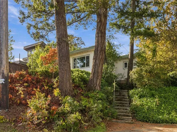 3904 Wilkinson Rd, Saanich, BC V8Z 5A2
