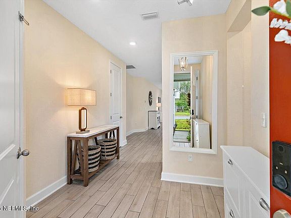3rd image of 553 VISTA LAKE Circle