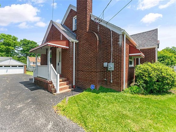3rd image of 18 Maple Dr