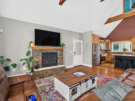 4th image of 916 Redbud Dr