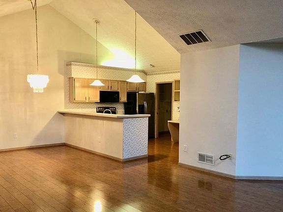 4th image of 465 Dandy Brush Ln W