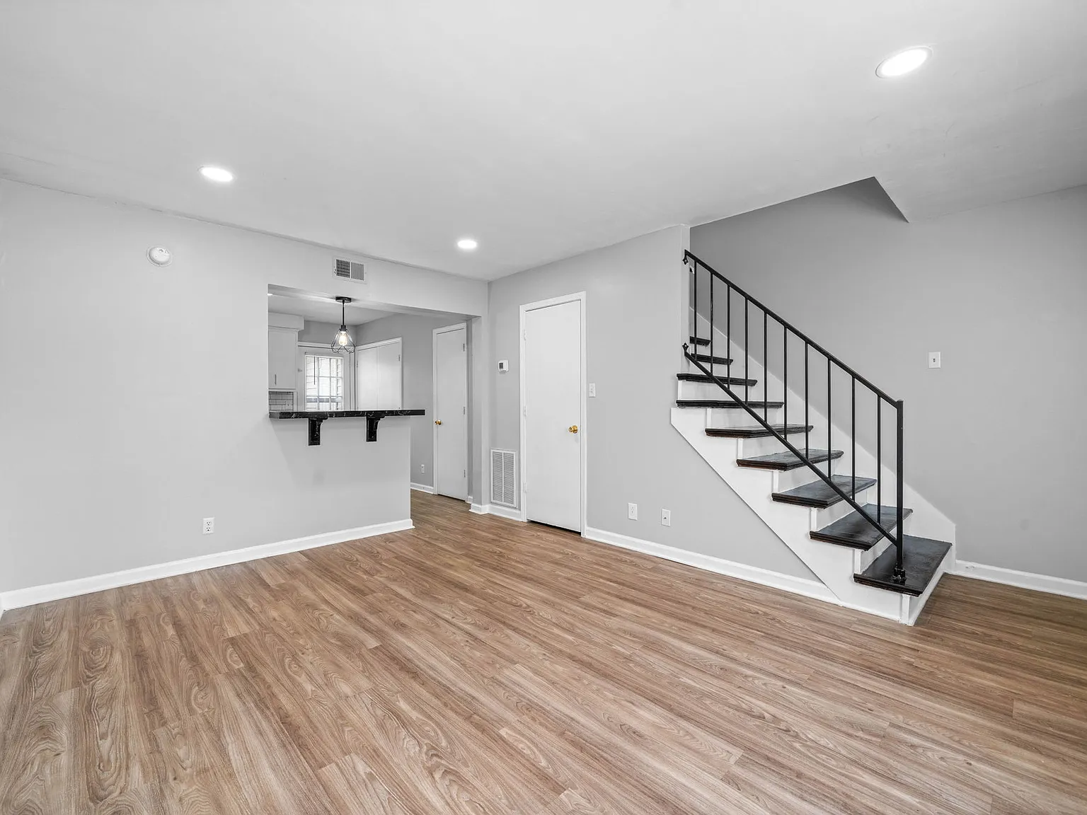 2 bed, 1.5 bath, 942 sqft, $999 — Photo 3