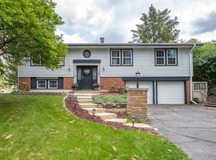 21W205 Ahlstrand Rd, Lombard, IL 60148