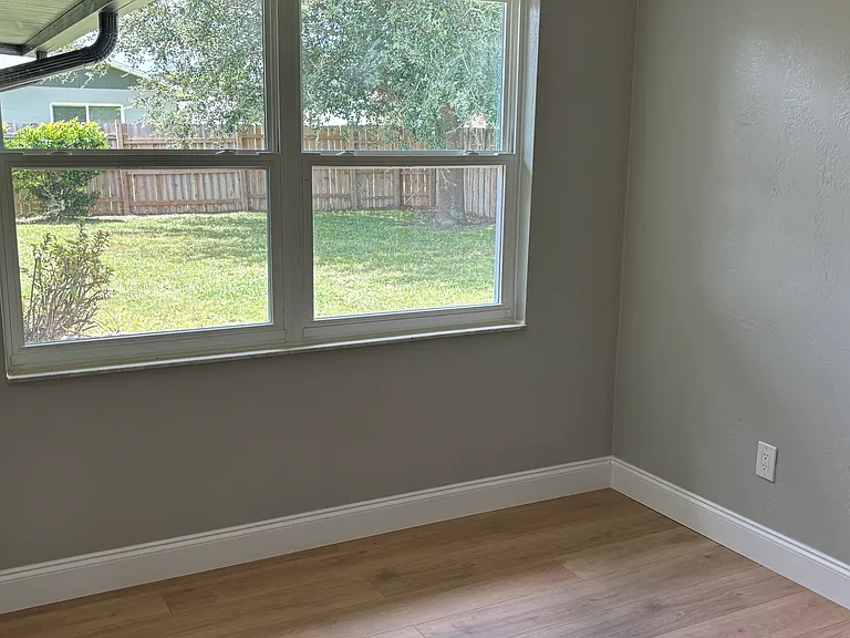 1088 Kingswood Way — Photo 3