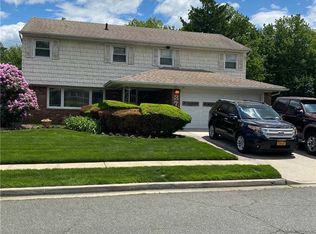 37 Willowbrook Ln, Freeport, NY 11520