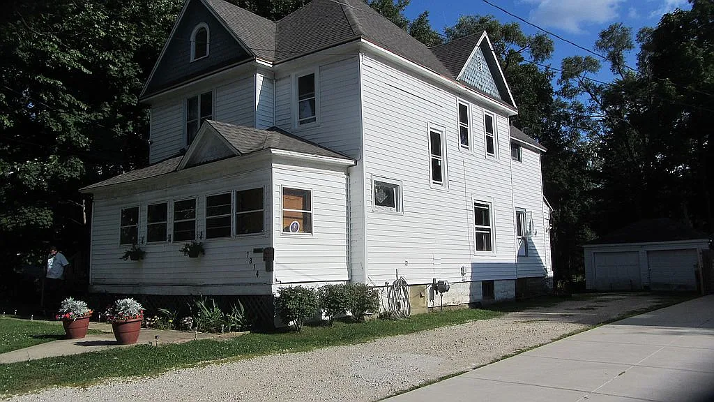 1814 E Main St photo 1