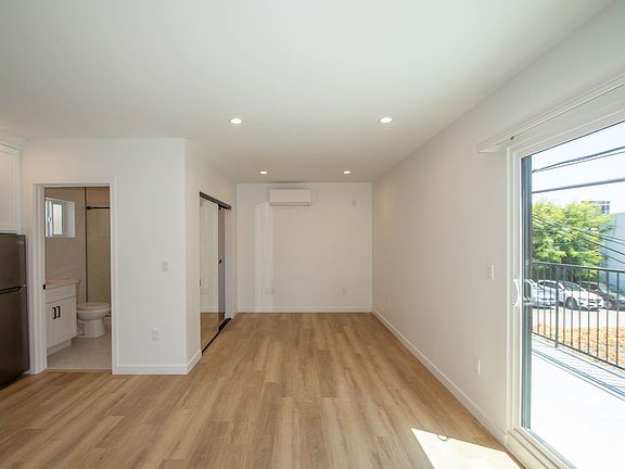 2nd image of 4334 Mammoth Ave #4336