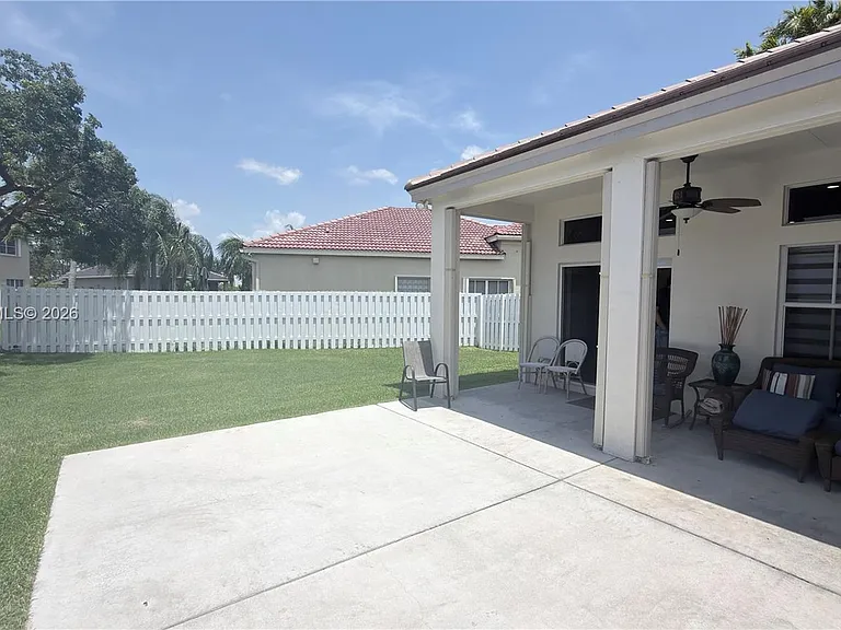692 Maplewood Ct — Photo 15