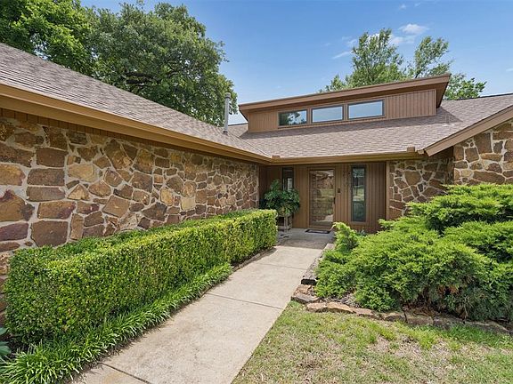 3rd image of 1704 Seminole Dr