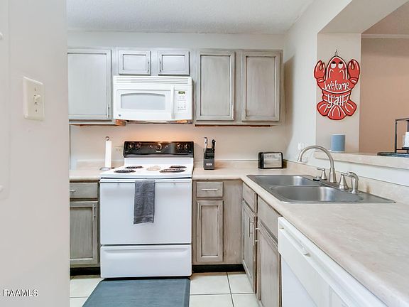 3rd image of 2826 Louisiana Ave #1003