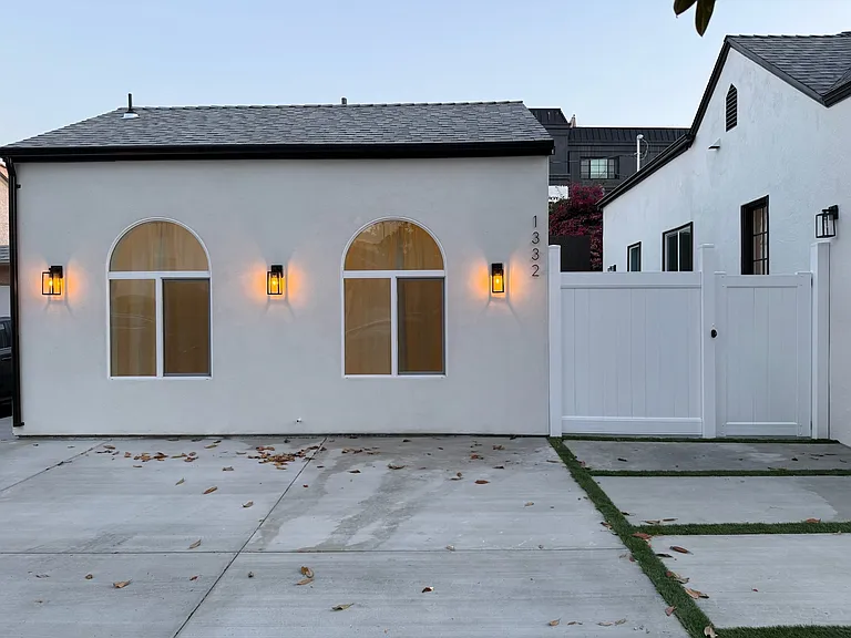 1332 S Burnside Ave — Photo 2