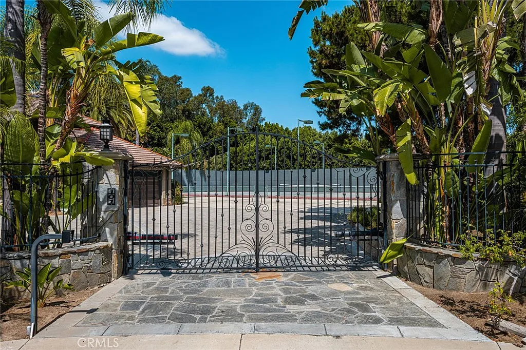 5 bed, 3.5 bath, 3195 sqft, $9,500 — Photo 2