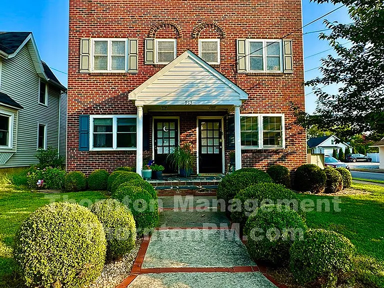 913 Monument Ave — Photo 1