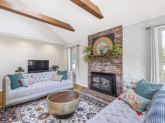 5th image of 204 Rolling Meadow Dr