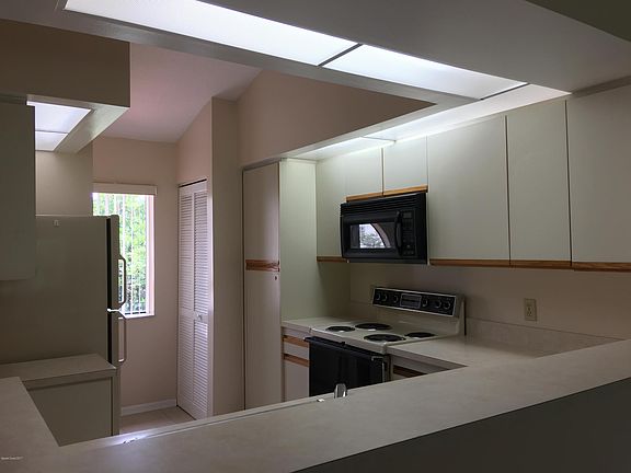 5th image of 1217 Country Club Dr #1223