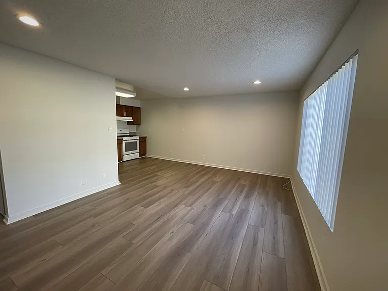 7424 Haskell Ave — Photo 24