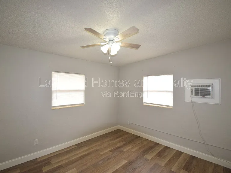 730 26th St NW — Photo 10