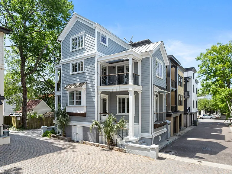 7 Corinne St — Photo 1
