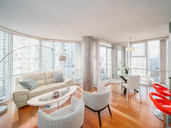 1077 Marinaside Cres #1906, Vancouver, BC V6Z 2Z5