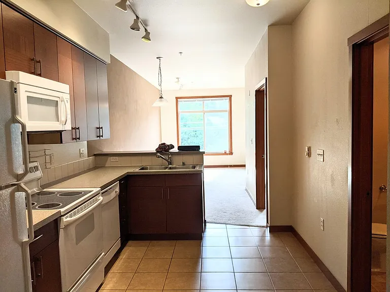 910 Gladstone St #306 — Photo 4