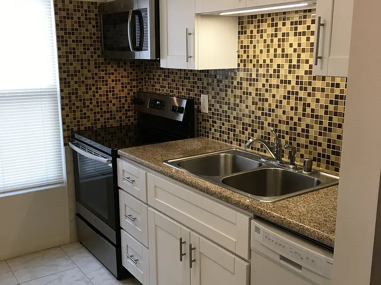The Metropolitan Apts — Photo 11