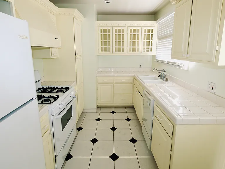 1701 S Stearns Dr — Photo 5