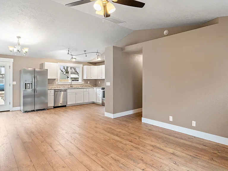2911 W Pleasanton Ave — Photo 5