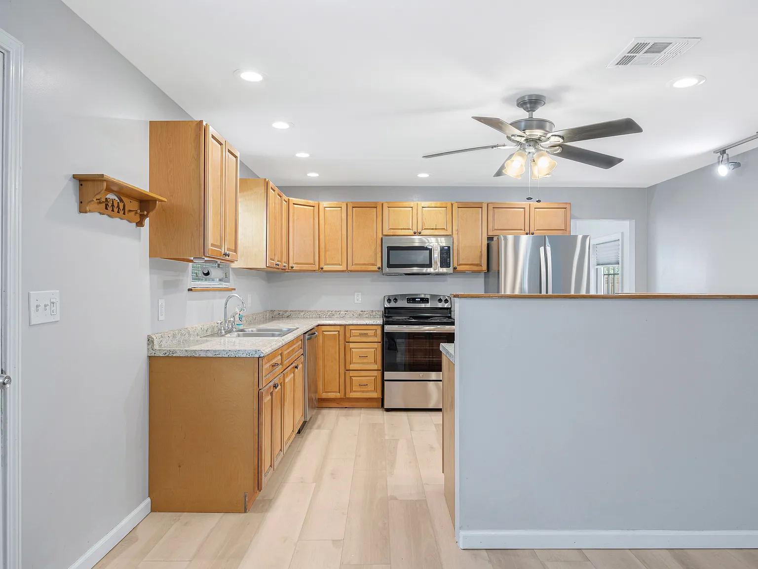 3 bed, 1897 sqft, $2,250 — Photo 2