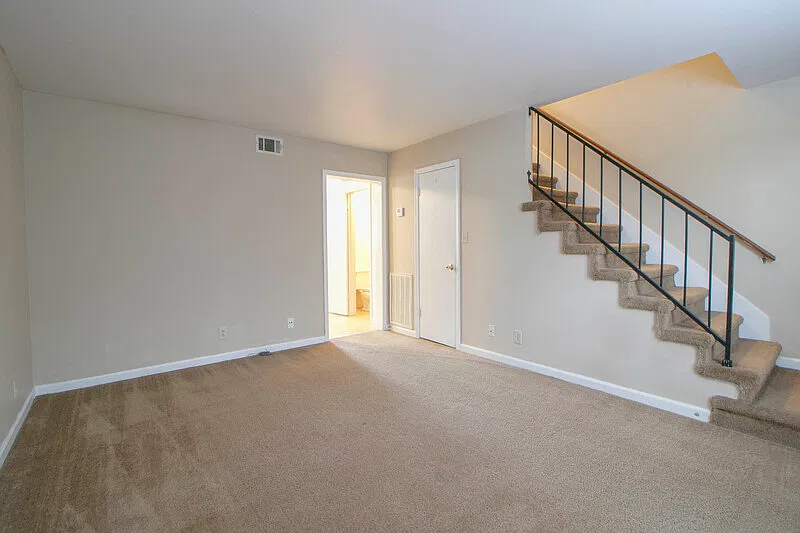 2 bed, 1.5 bath, 1000 sqft, $895 — Photo 2