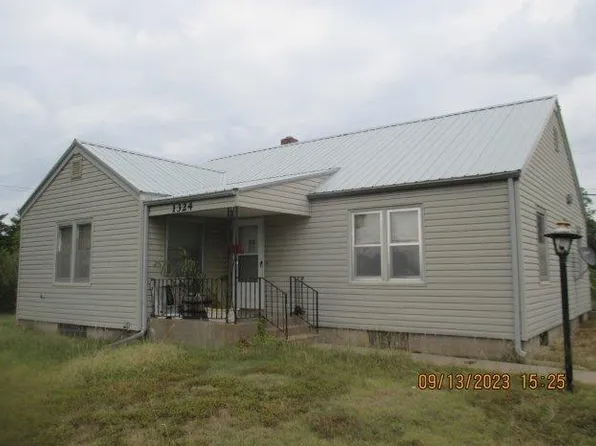 1324 Johnson Ave, Larned, KS 67550