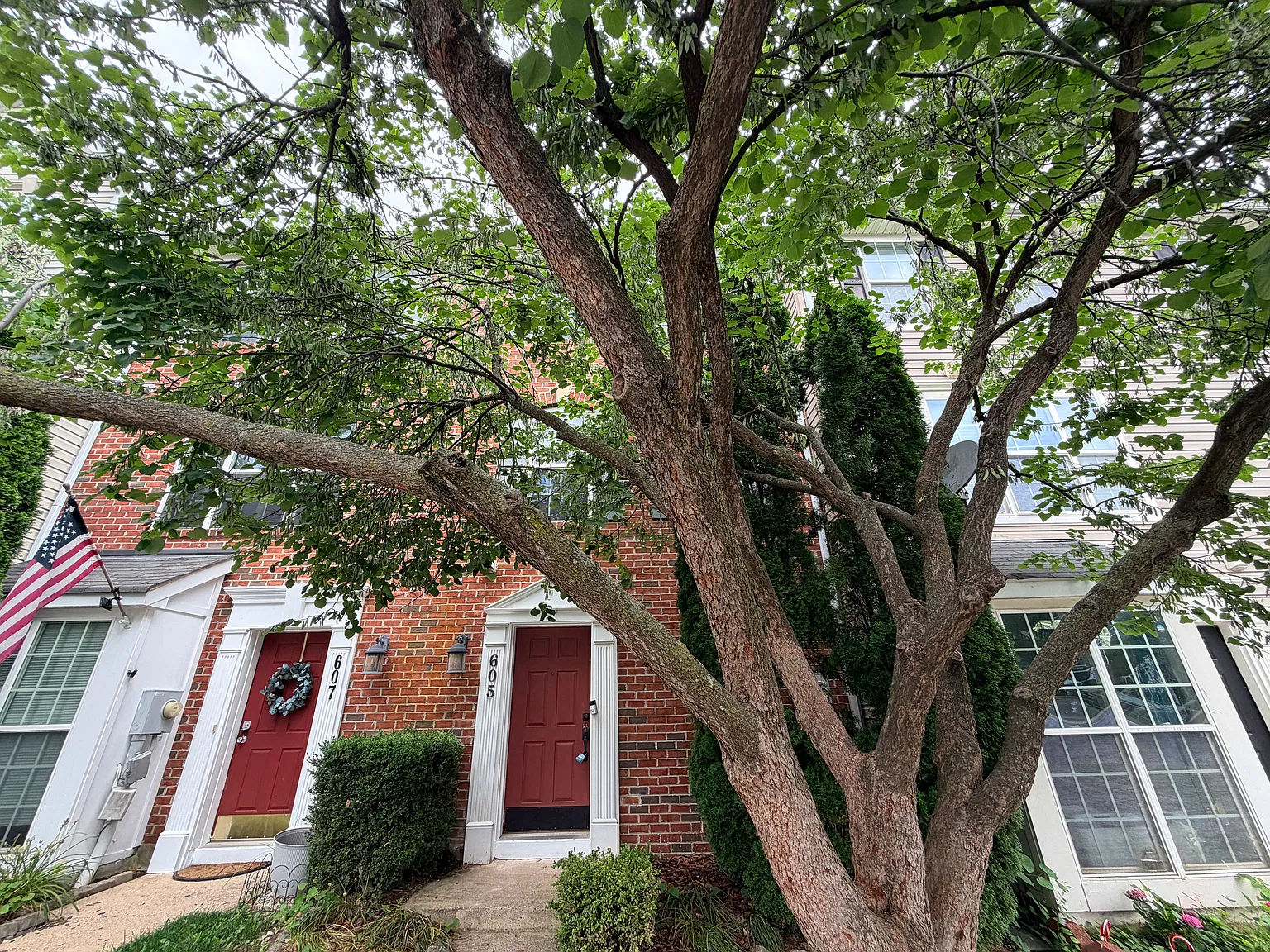 Spacious 3-bedroom, 2.5-bath home in the highly sought-after Ballenger — Photo 1