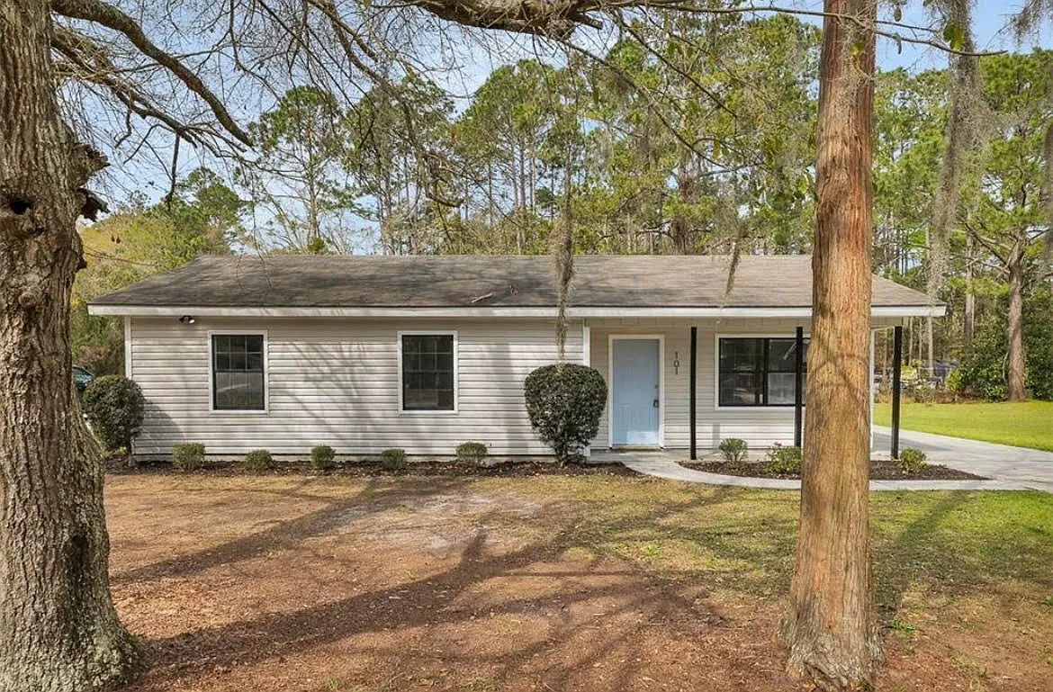 3 bed, 1.5 bath, 1160 sqft, $1,700 — Photo 1