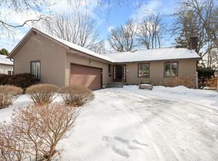 37 Huntleigh Dr, Loudonville, NY 12211