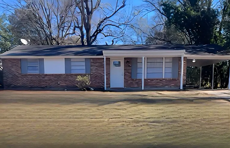 3 bed, 1.5 bath, 1200 sqft, $1,300 — Photo 1
