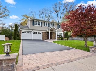 37 Tulipwood Dr, Commack, NY 11725