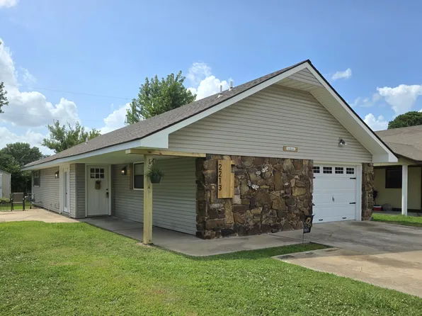 2213 Willow Ln, Miami, OK 74354
