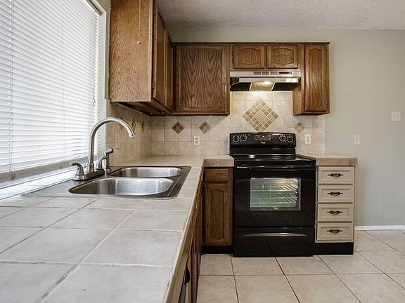 3rd image of 623 Southwood Ct