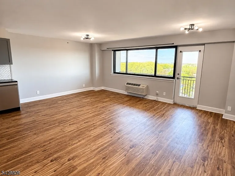 60 Parkway Dr E #9B — Photo 4
