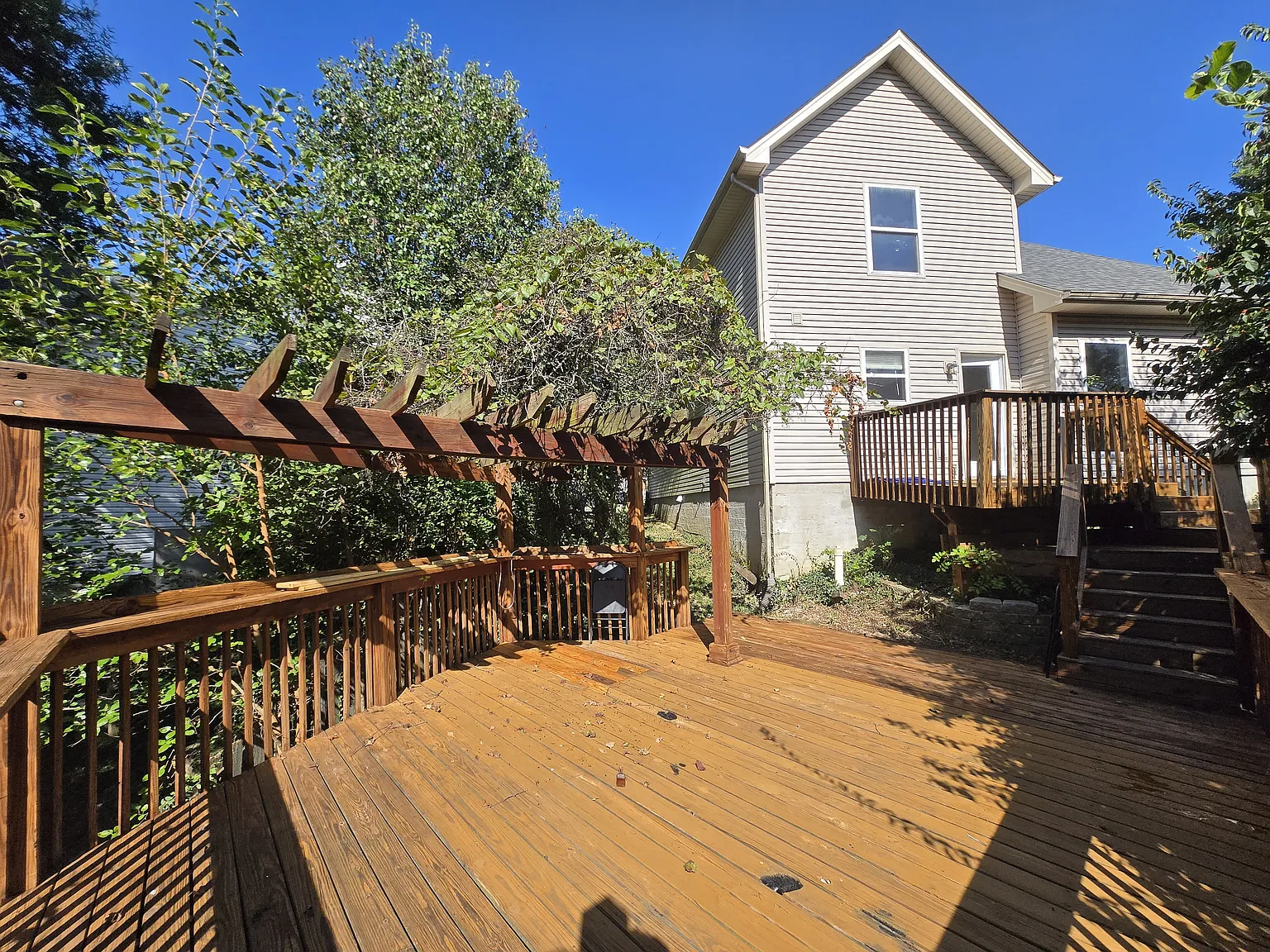 4 bed, 2.5 bath, 1699 sqft, $2,400 — Photo 2