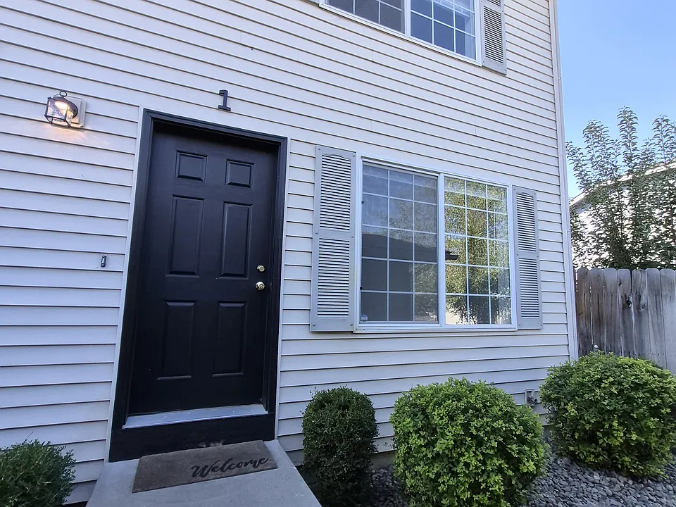End unit with lots of oversized windows
