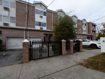 2105 New England Thruway, Bronx, NY, 10475