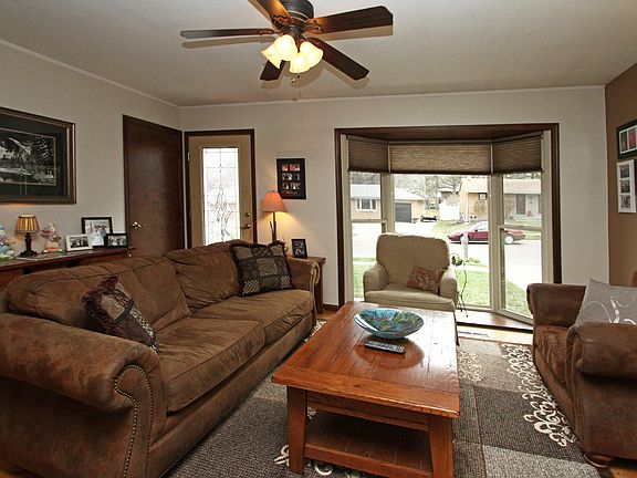 Living Rm w/ Bay Window