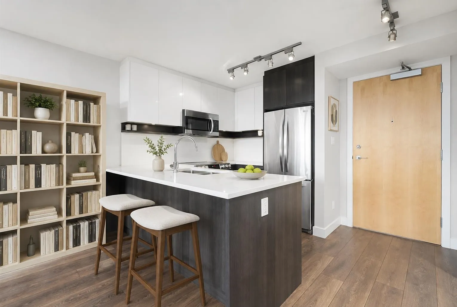 1 bed, 596 sqft, $2,000 — Photo 3