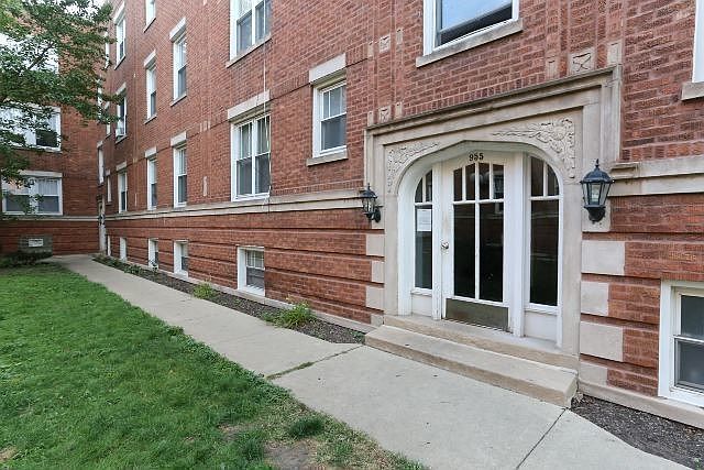 1st image of 957 W Cornelia Ave Unit G